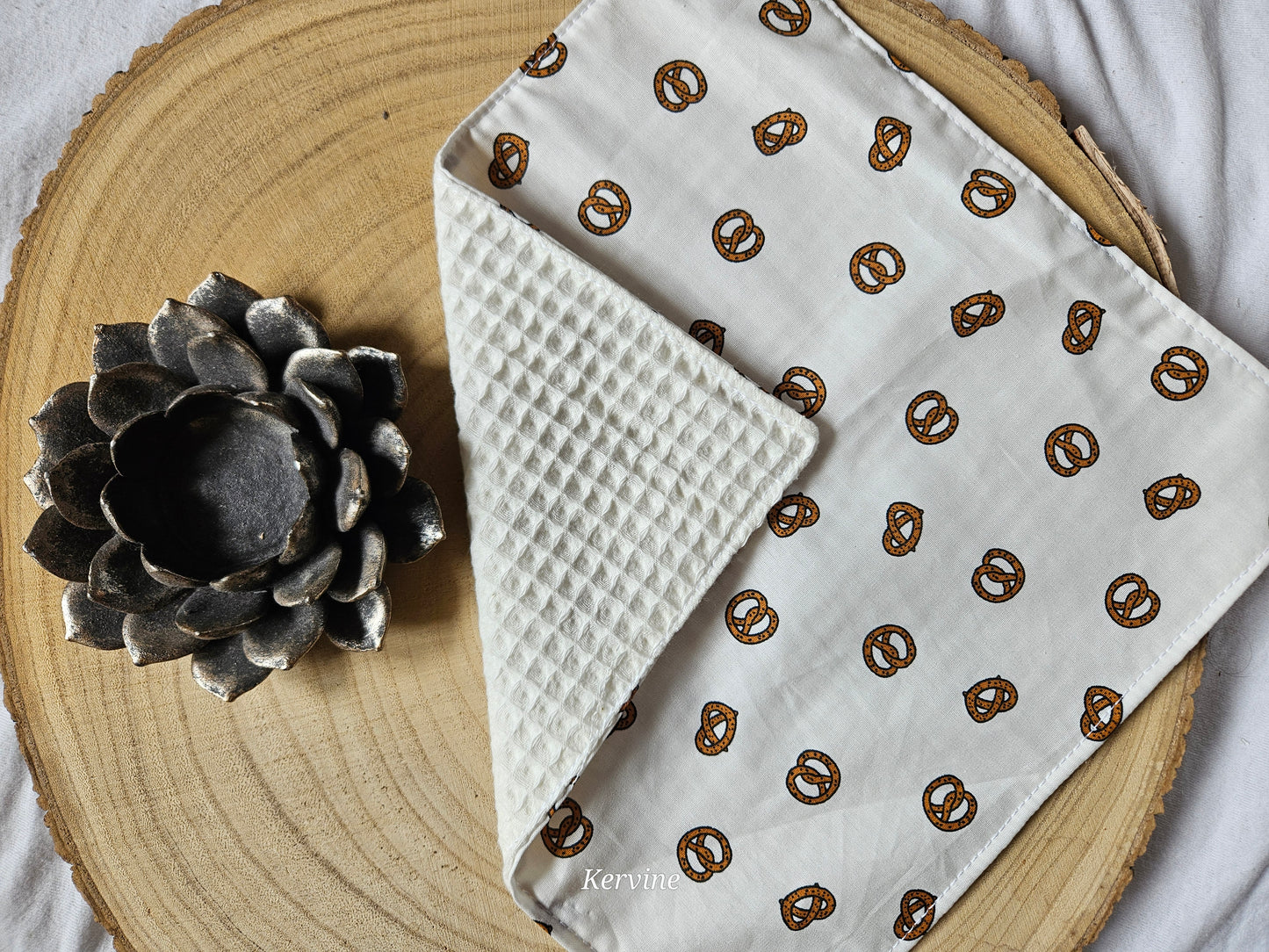 Essuie-tout lavable fait main bretzel et blanc – L'atelier de Kervine