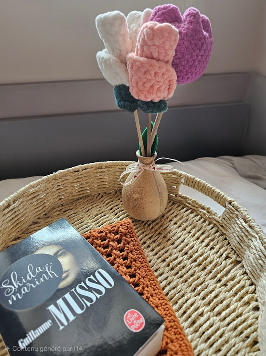 Arrangement de fleurs en crochet en mini vase