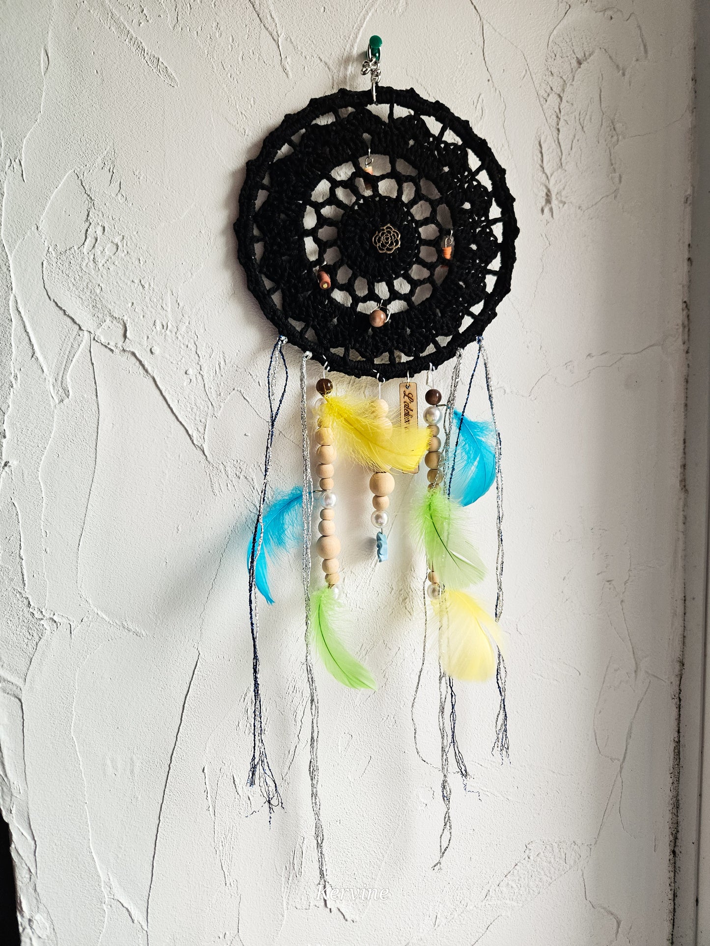 Attrape rêve n°15 en crochet noir plume colorées - L'atelier de Kervine