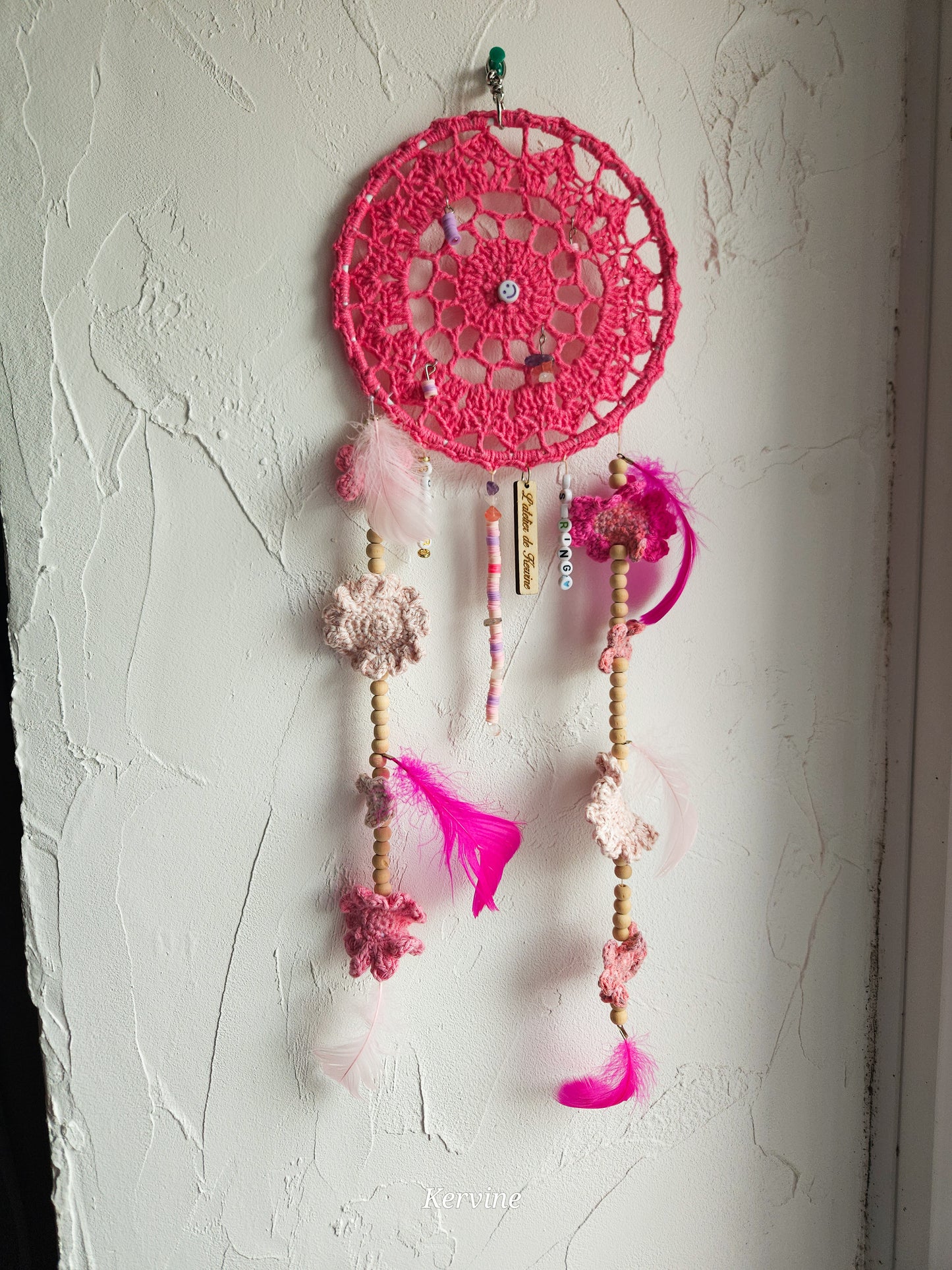 Attrape rêve n°15 en crochet rose à fleurs - L'atelier de Kervine