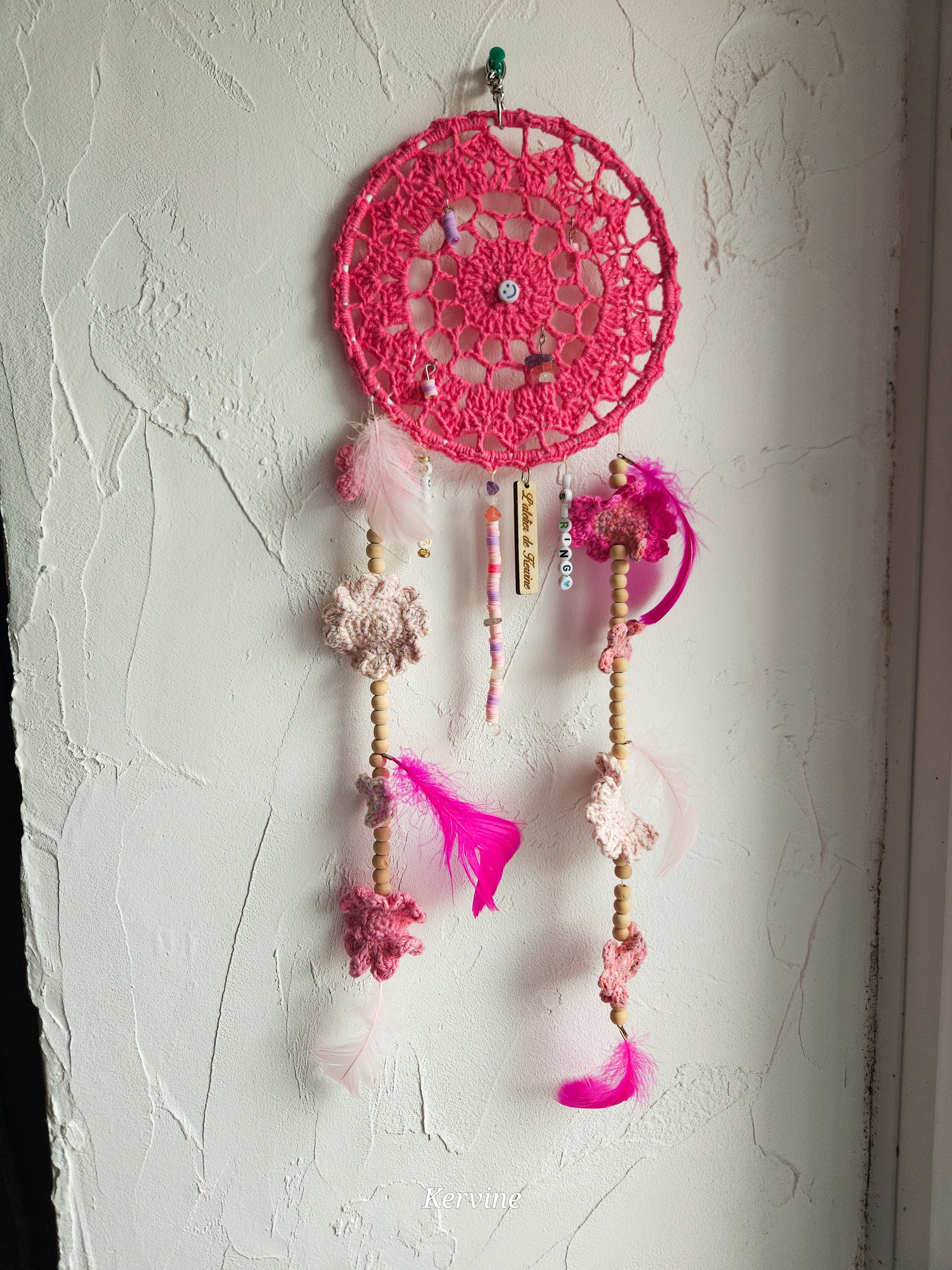 Attrape rêve n°15 en crochet rose à fleurs - L'atelier de Kervine
