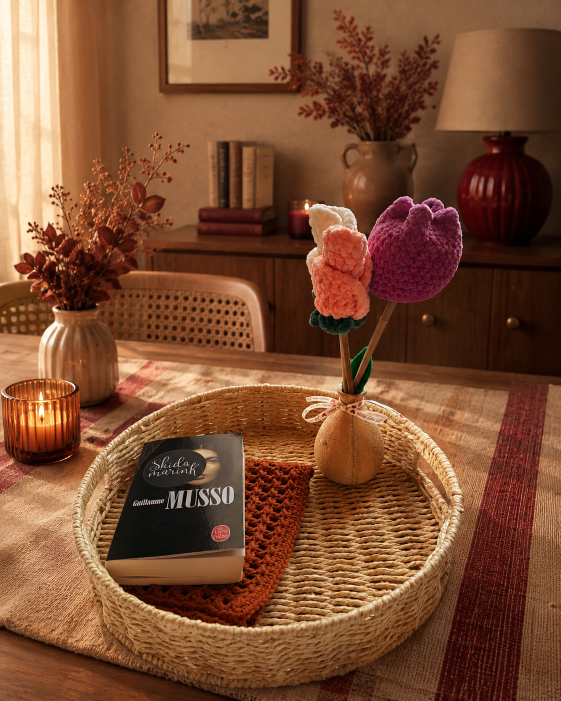 Arrangement de fleurs en crochet en mini vase