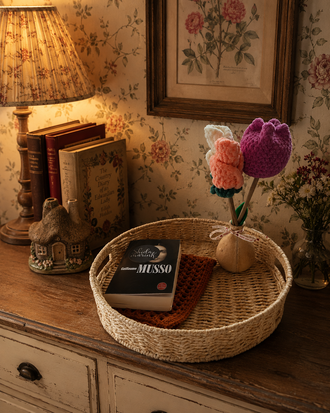 Arrangement de fleurs en crochet en mini vase
