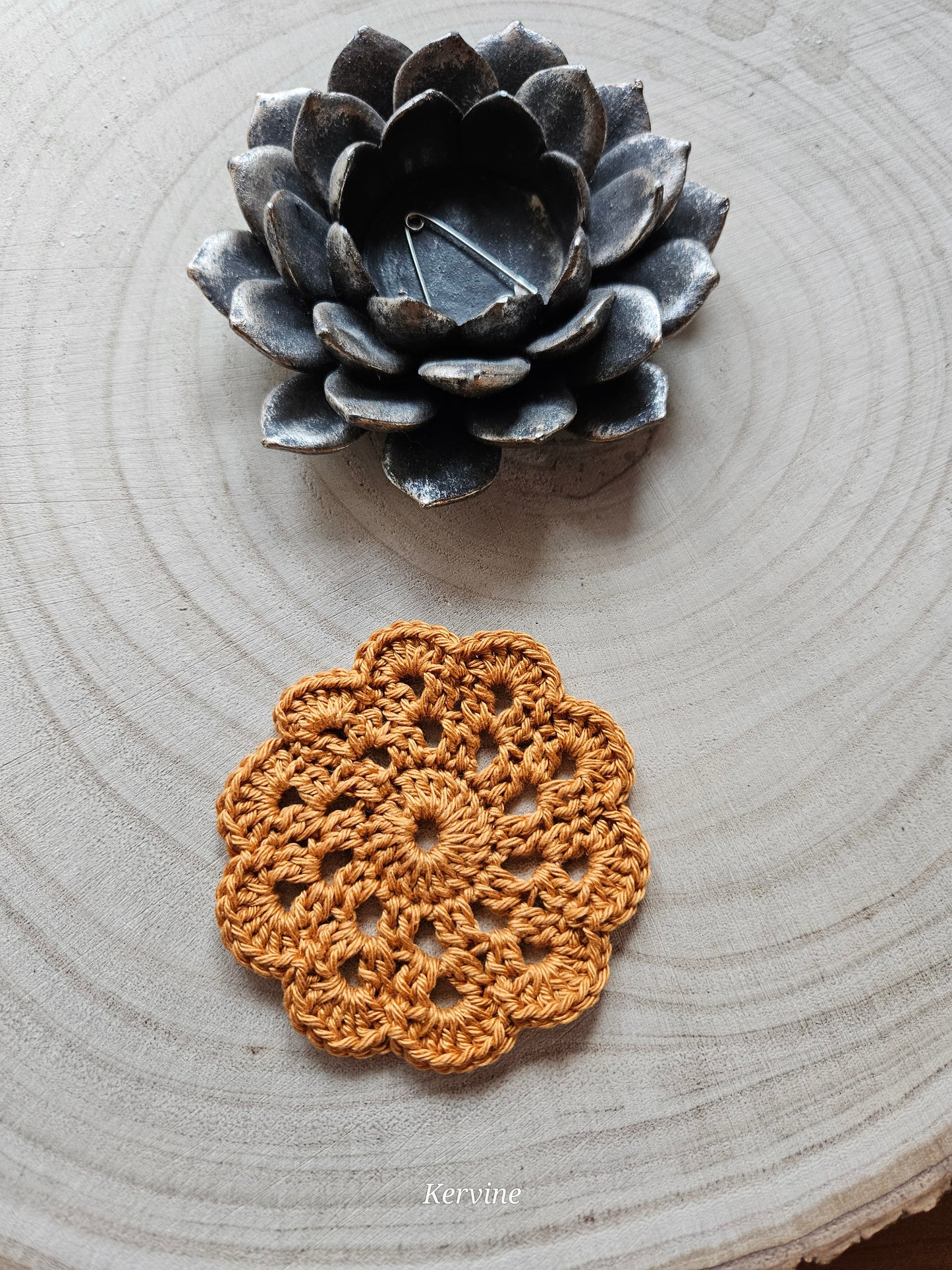 Marque-page fleuri au crochet coloris doré – L'atelier de Kervine