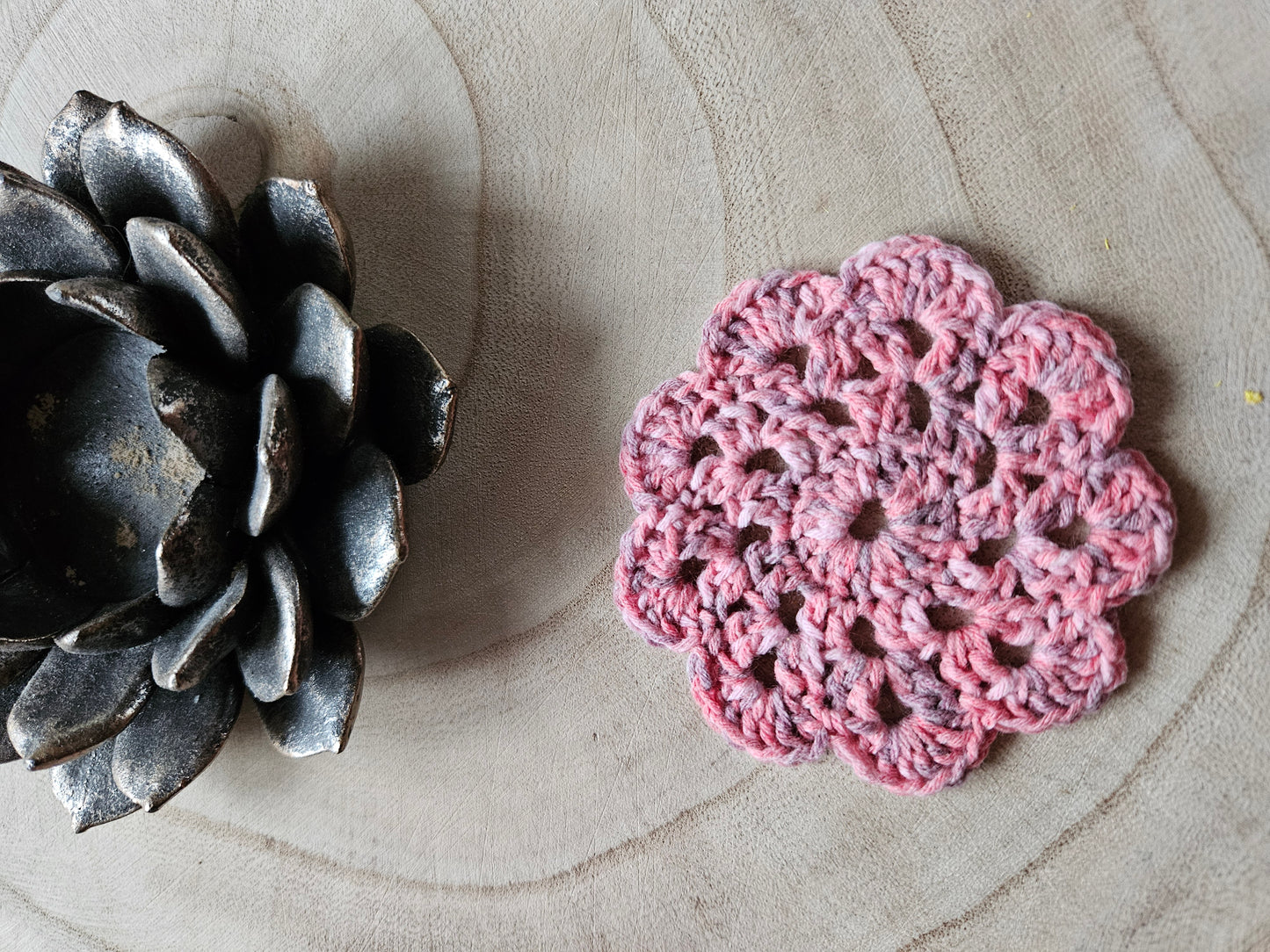 Marque-page fleuri au crochet coloris gris rose – L'atelier de Kervine
