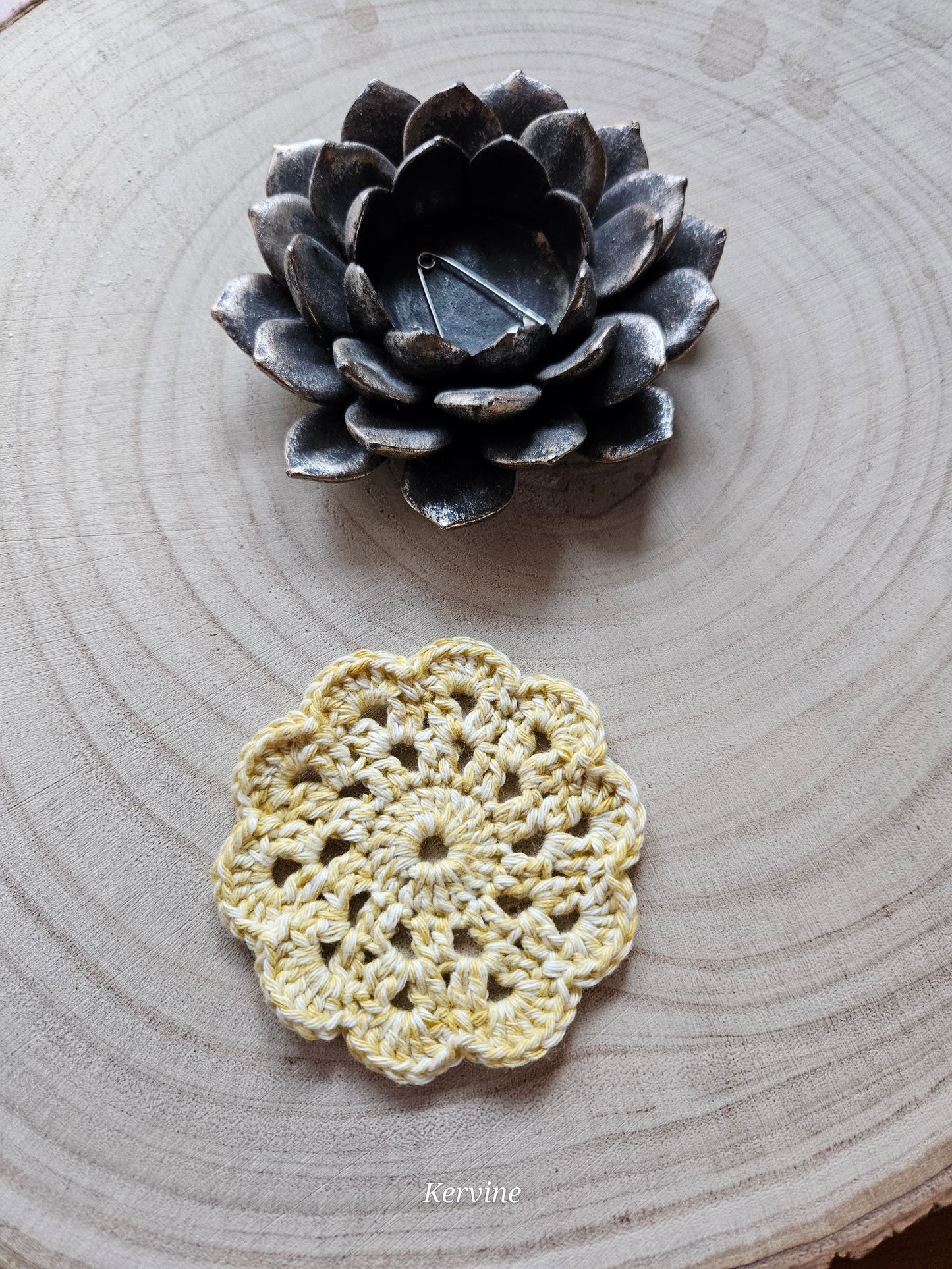 Marque-page fleuri au crochet coloris jaune chiné – L'atelier de Kervine