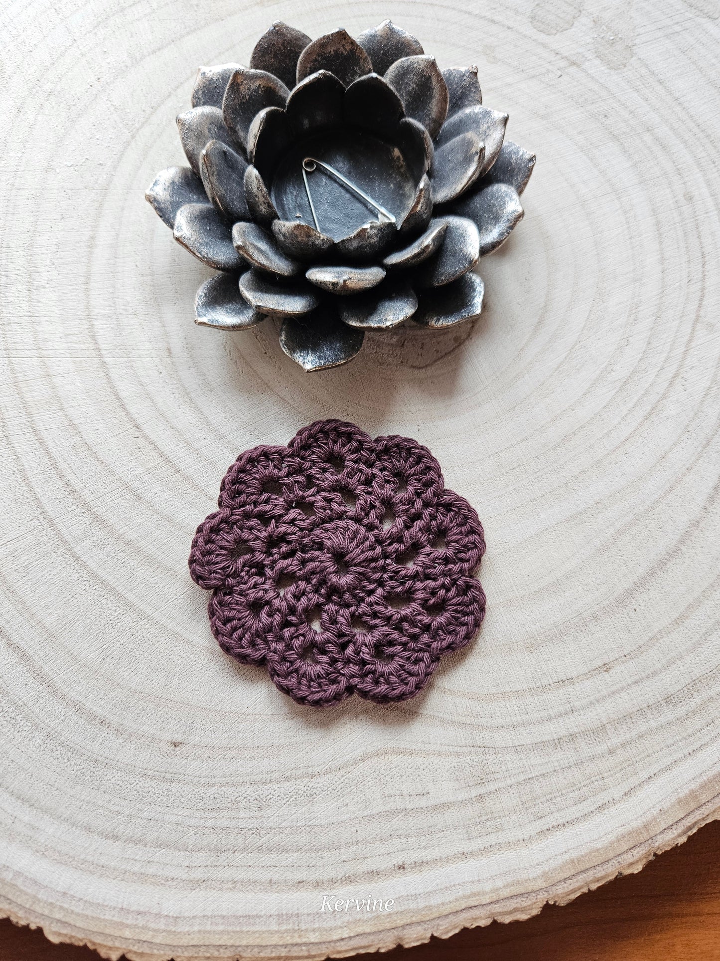 Marque-page fleuri au crochet coloris marron – L'atelier de Kervine