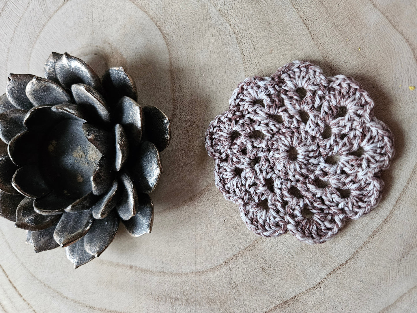 Marque-page fleuri au crochet coloris marron chiné – L'atelier de Kervine