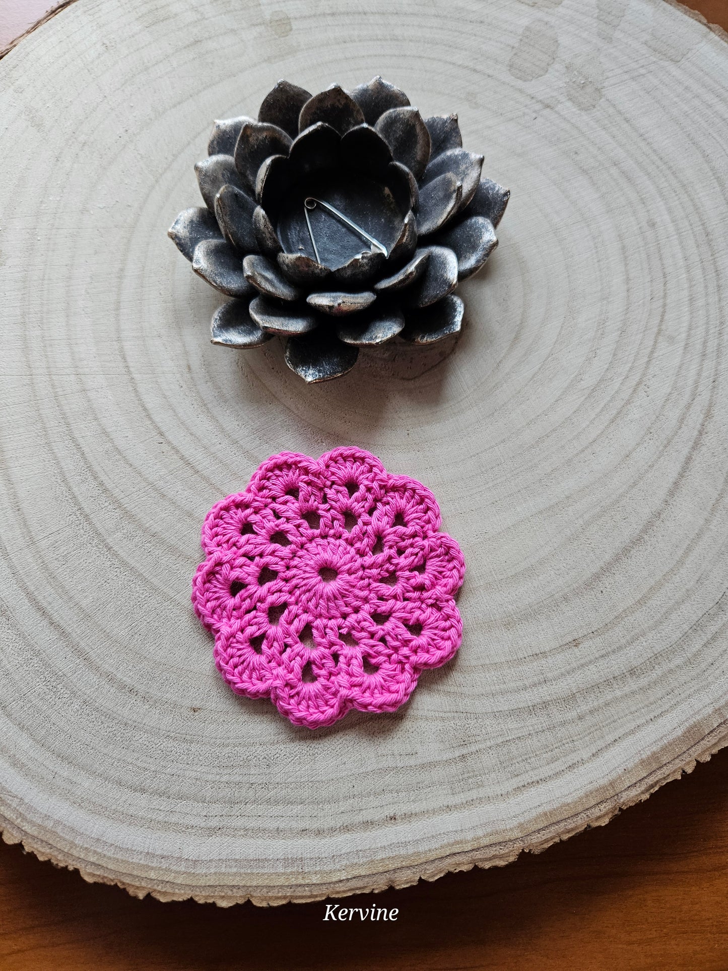 Marque-page fleuri au crochet coloris rose barbie – L'atelier de Kervine