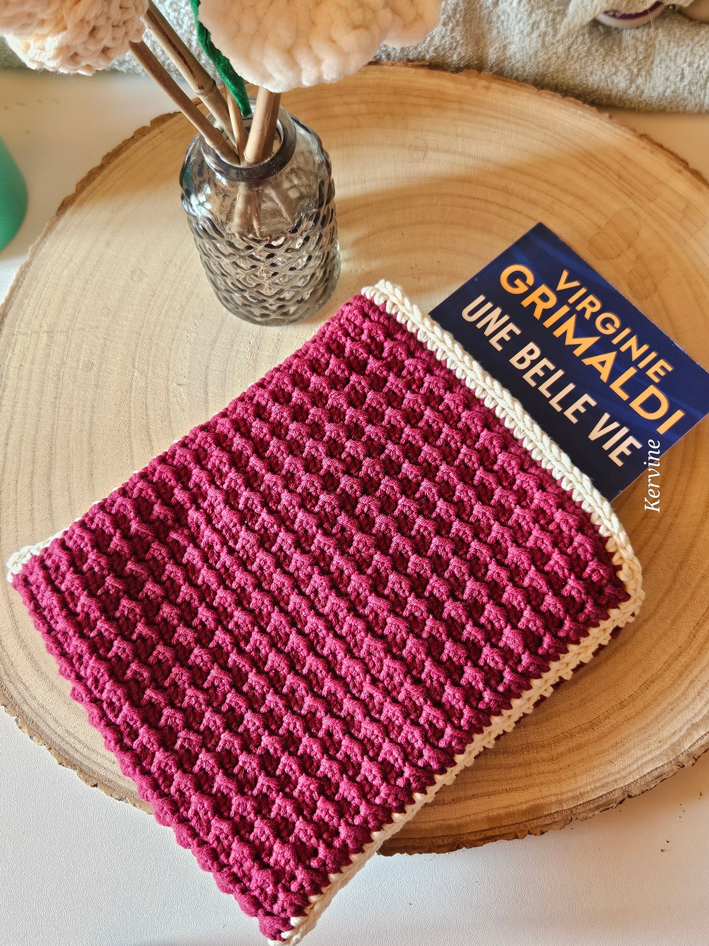 Pochette à livre Inverness en crochet bicolore bordeaux et crème - L'atelier de Kervine