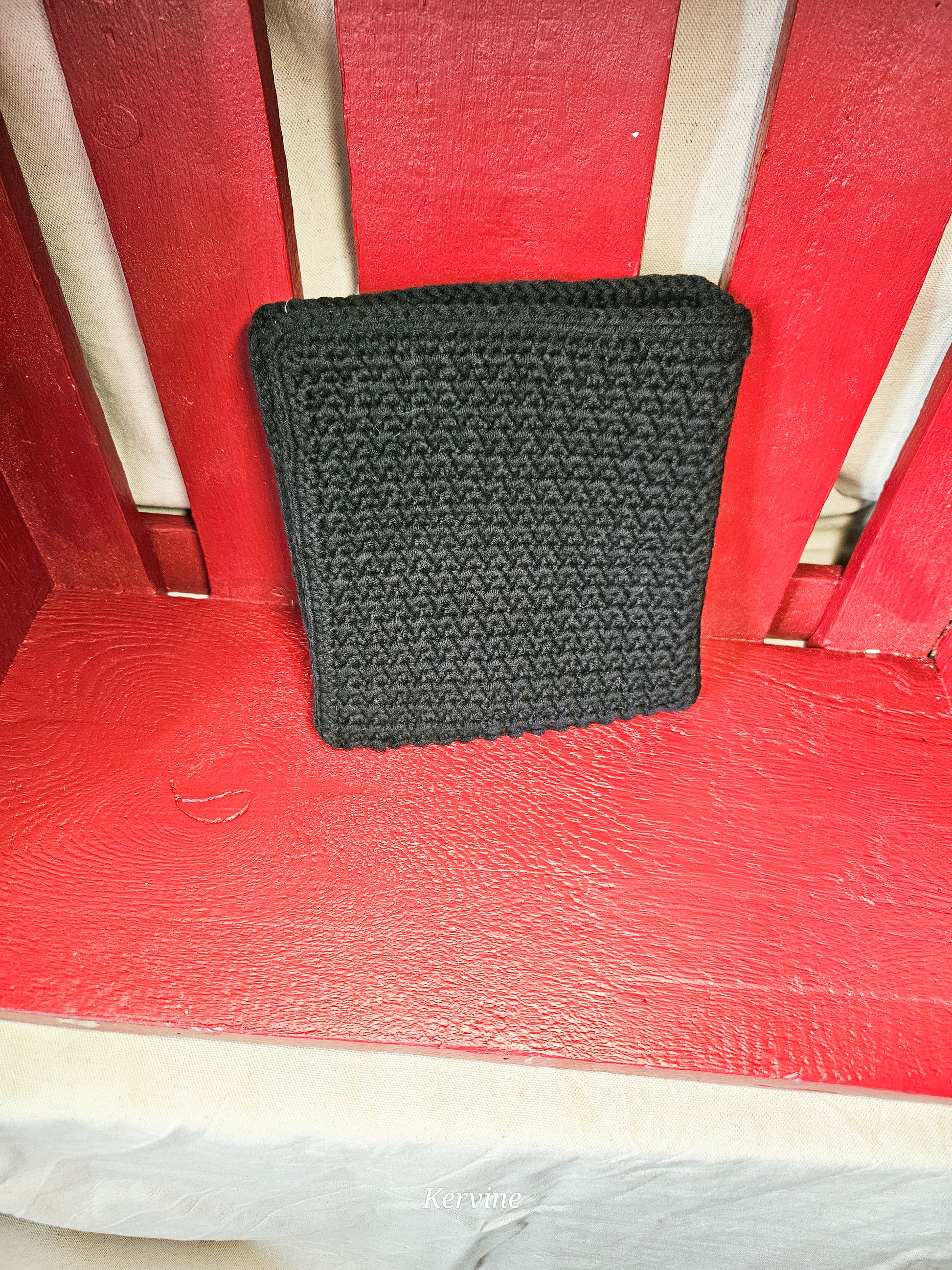 Pochette à livre Inverness en crochet coloris noir - L'atelier de Kervine