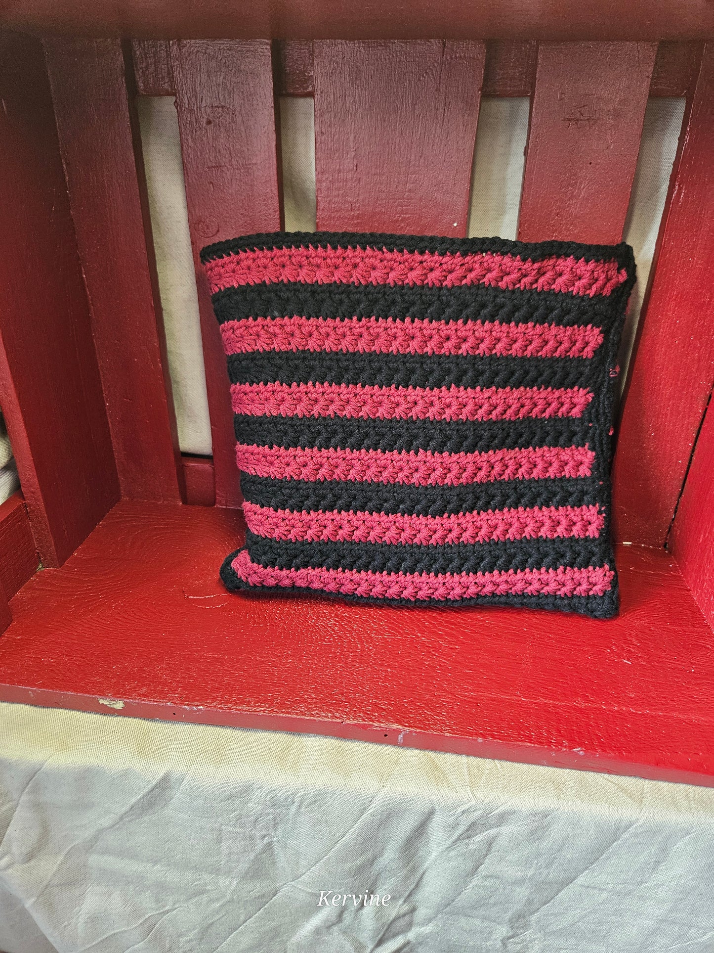 Pochette à livre Skye en crochet bicolore bordeaux et noir - L'atelier de Kervine