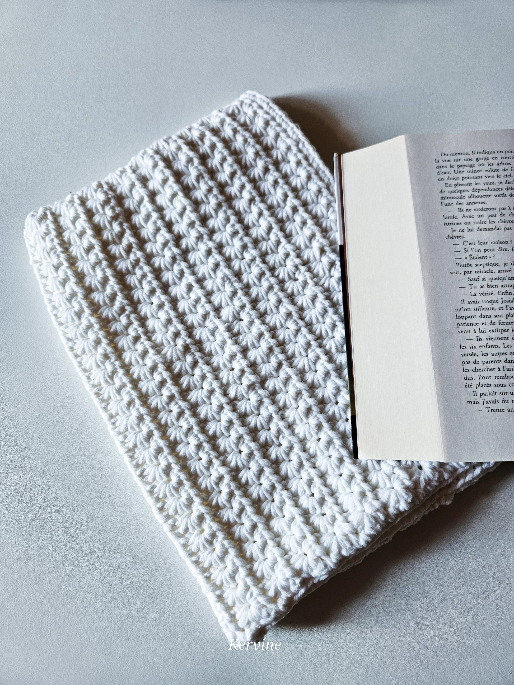 Pochette à livre Skye en crochet coloris blanc - L'atelier de Kervine