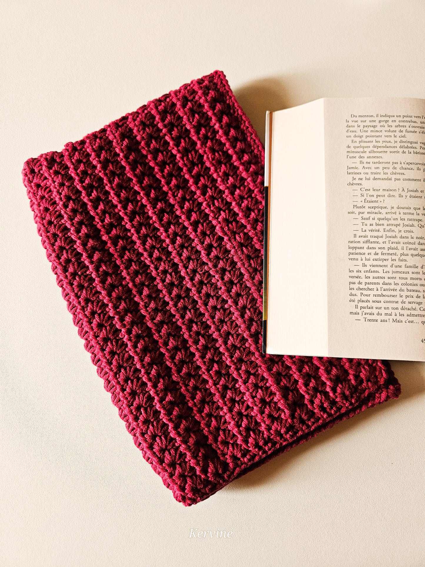 Pochette à livre Skye en crochet coloris bordeaux - L'atelier de Kervine