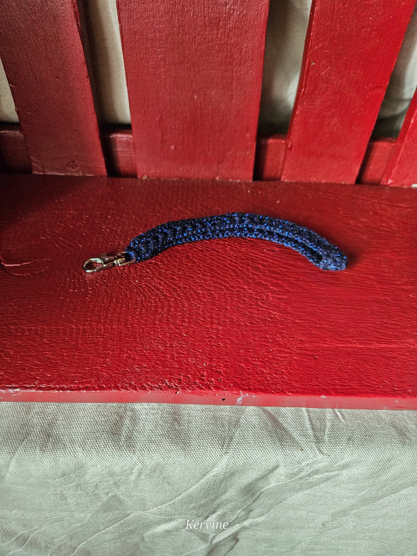 Porte clé bracelet en crochet coloris bleu glam - L'atelier de Kervine
