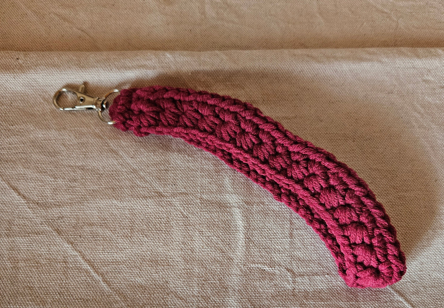 Porte clé bracelet en crochet coloris bordeaux - L'atelier de Kervine