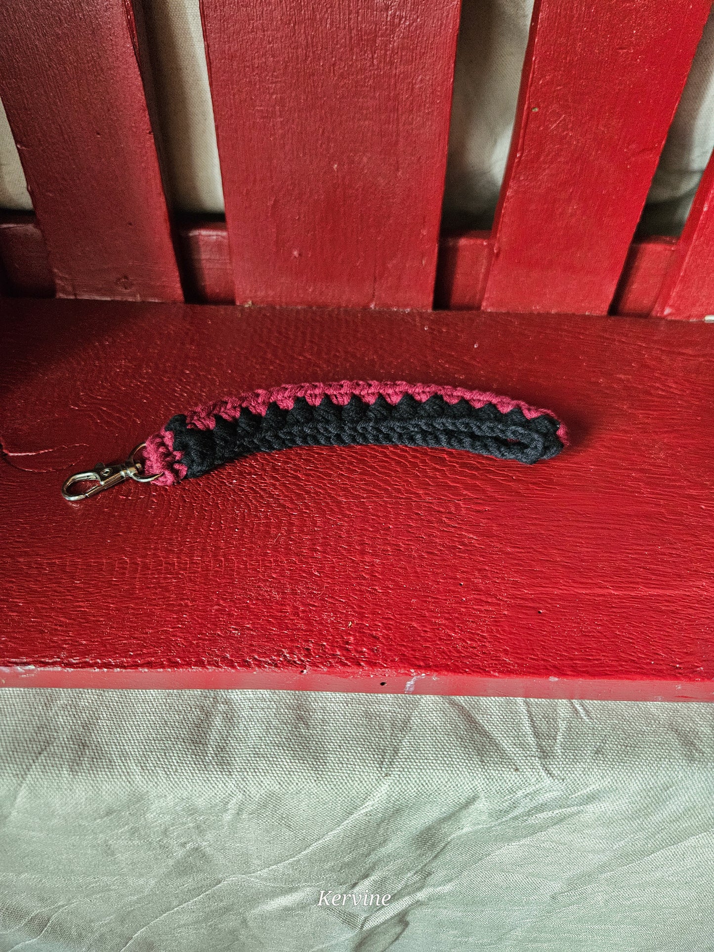 Porte clé bracelet en crochet coloris bordeaux et noir - L'atelier de Kervine
