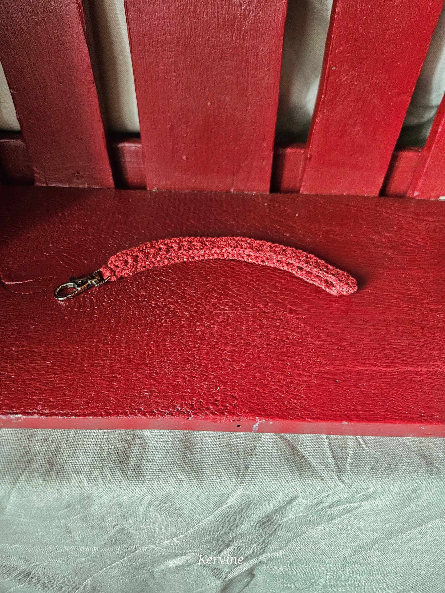 Porte clé bracelet en crochet coloris rouge glam - L'atelier de Kervine
