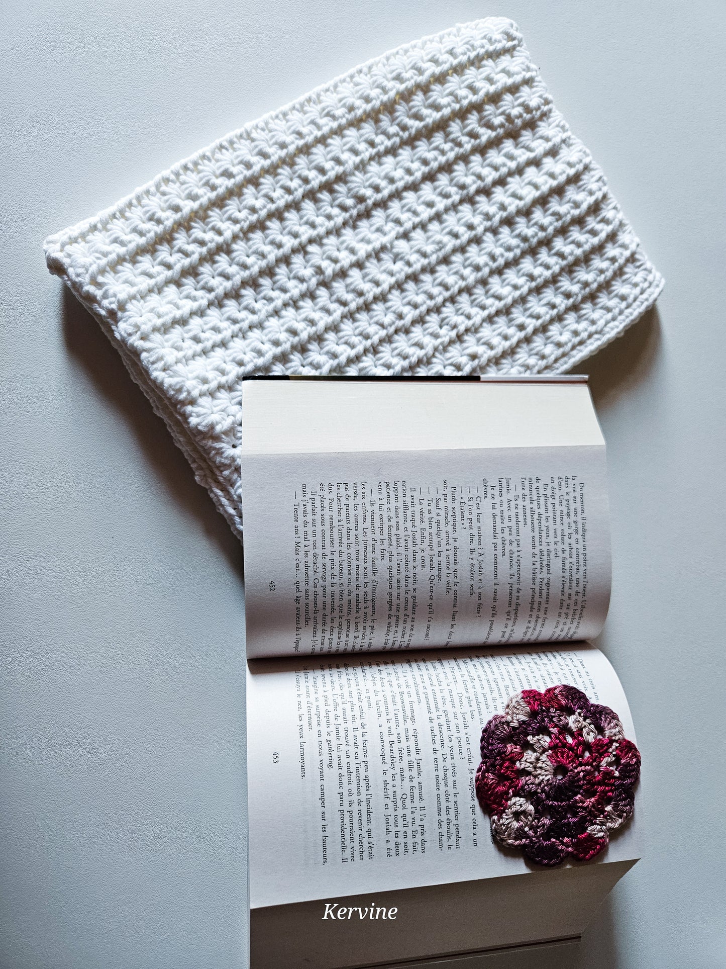 Pochette à livre Skye en crochet coloris blanc - L'atelier de Kervine